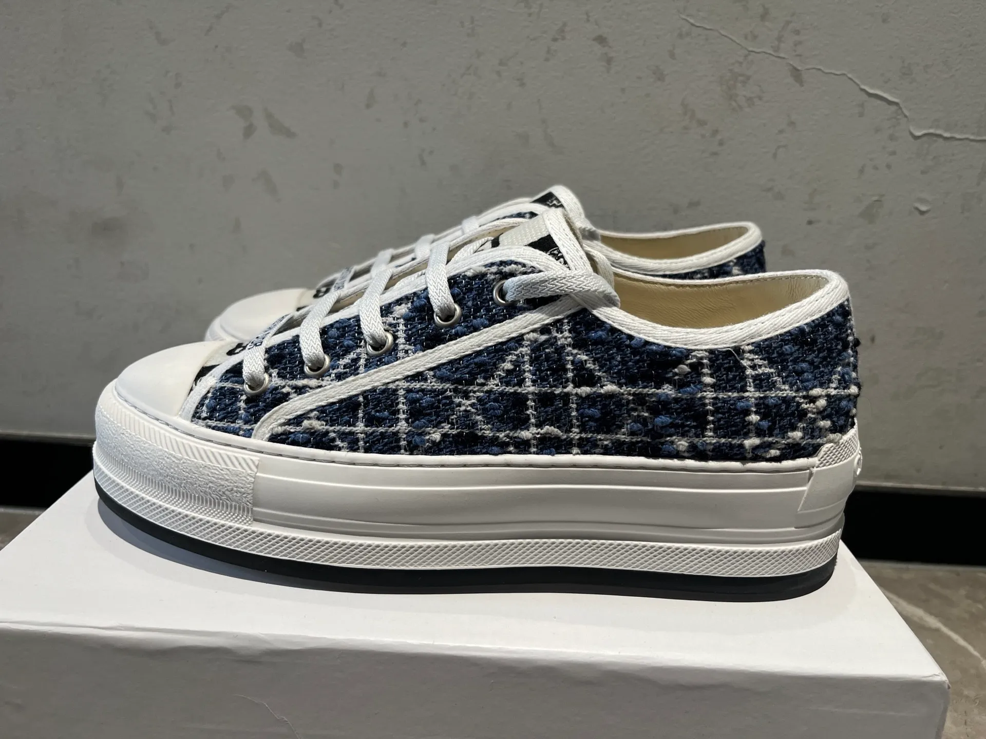 👟👟Ex-factory price 520👟👟 Walk‘n’Dior embroidered mid-top casual shoes are new in 2025. On the fashion stage, Dior embroidered shoes are the well-deserved protagonist. Delicate stitching is used on the upper, every stitch is devoted to the craftsman's efforts, and every thread is woven with artistic poetry. From complex floral patterns to smart geometric textures, embroidery is like the magic that gives shoes life, allowing them to show dynamic beauty even in static conditions.   Wearing Dior embroidered shoes feels like stepping into a dream world full of art. It is not only a pair of shoes, but also a walking piece of art that perfectly integrates fashion and culture. Whether you are strolling on the bustling city streets or attending important social occasions, Dior embroidered shoes can add unique charm to your style and become the focus of everyone's attention.   Choosing Dior embroidered shoes means choosing a persistent pursuit of quality and a unique understanding of fashion. Let it accompany you through every wonderful moment and leave your own fashion mark.  Material: Sheepskin lining, feet, silk cowhide, size 35-41, heel height 5cm